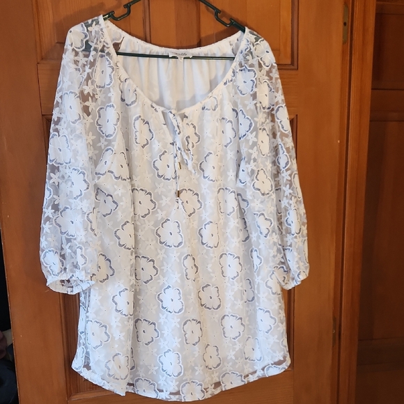 Elegant White Floral Women's Top - Picture 1 of 5